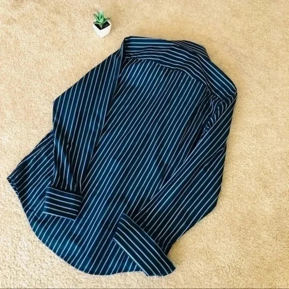 Banana Republic men dress shirt/blue w/str…